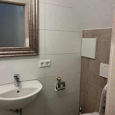 Fuer Personal Im Hotelgewerbe, Monteure, Auszubildende Und Arbeiter