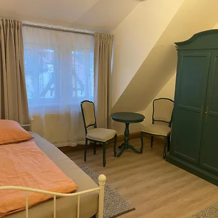 Fuer Personal Im Hotelgewerbe, Monteure, Auszubildende Und Arbeiter *