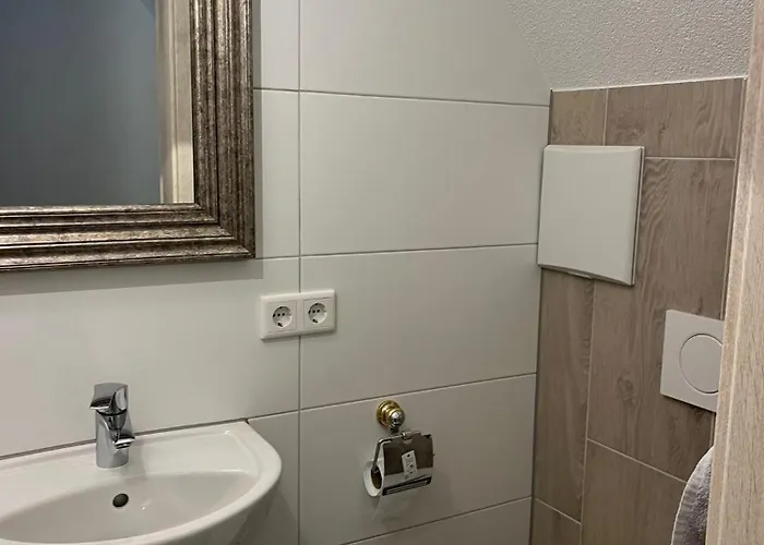 Fuer Personal Im Hotelgewerbe, Monteure, Auszubildende Und Arbeiter